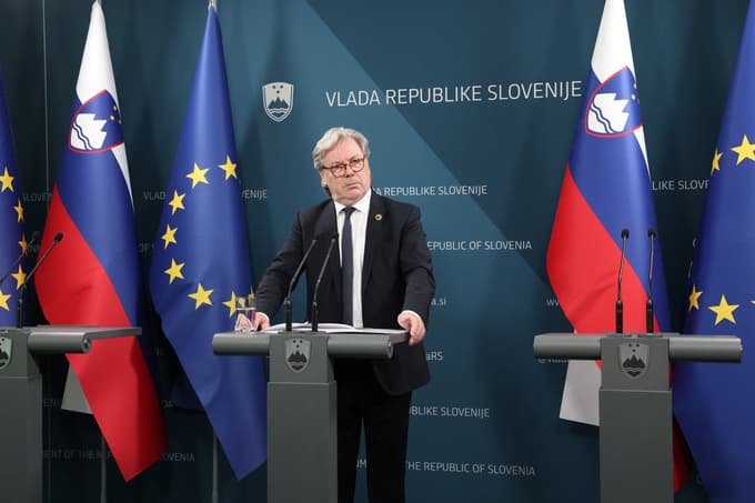 Vojko Volk med izjavo po seji sekretariata sveta za nacionalno varnost.  