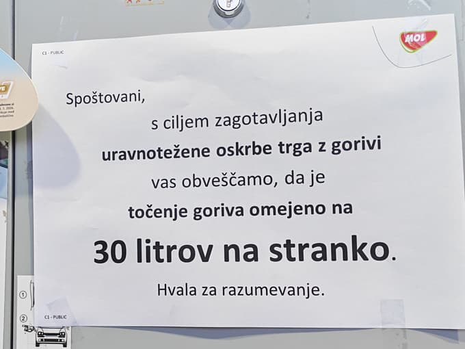 (FOTO) Obvestilo na bencinskem servisu Mola: Stranke lahko natočijo le 30 litrov goriva