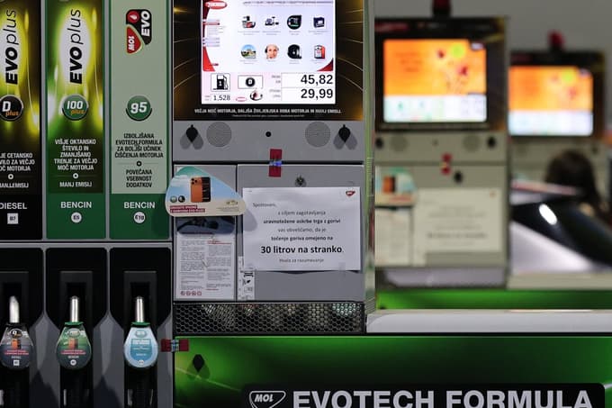 (FOTO) Obvestilo na bencinskem servisu Mola: Stranke lahko natočijo le 30 litrov goriva