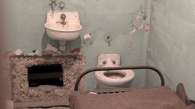 Štirje zaporniki so z žlicami skozi zid izdolbli luknjo