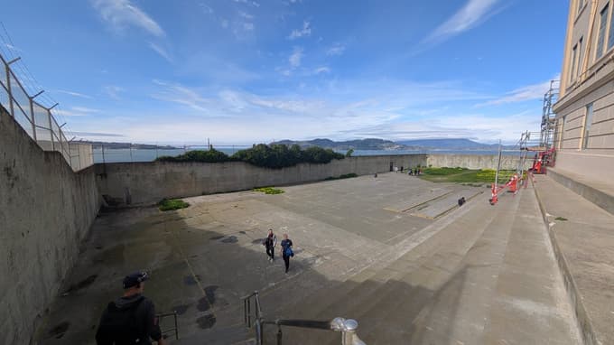 Zaporniško dvorišče - v ozadju se vidi Golden Gate