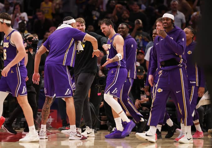 (VIDEO) "Ni mogel zgrešiti": Luka Dončić za sedmo zaporedno zmago Los Angeles Lakers nasul 40 točk, LeBron James 30
