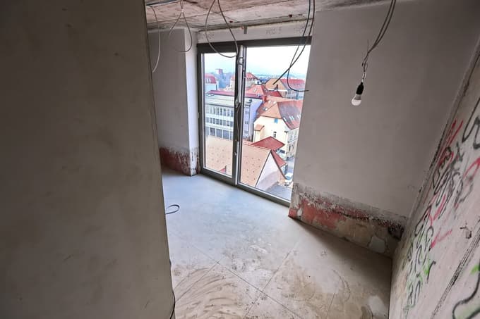 Direktiva, ki jo morajo države članice prenesti v nacionalno zakonodajo do maja 2026, prinaša predvsem strožje standarde za gradnjo novih objektov.