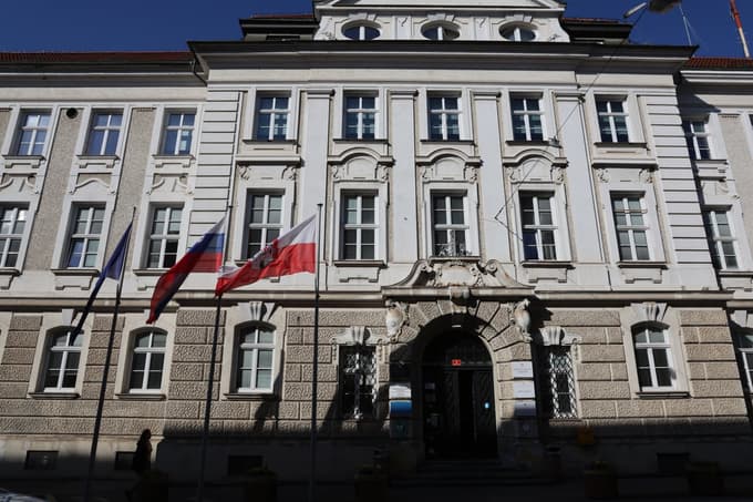 (SPREMLJAMO) Hišne preiskave na mariborski občini: Med osumljenimi naj bi bil tudi župan Saša Arsenovič