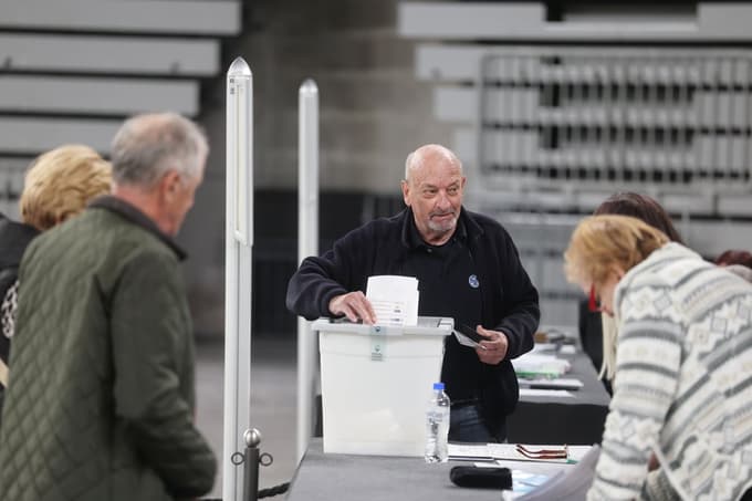 Predčasno tridnevno glasovanje je končano. V SDS napovedujejo, da bodo izpodbijali rezultate predčasnega glasovanja na določenih voliščih, za katera menijo, da so nezakonita. Državna volilna komisija vse očitke o nezakonitosti glasovanja zavrača. 