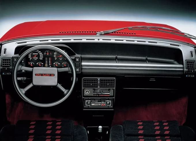 Če ste že pozabili, kakšna so bila videti osemdeseta: plastika, sredinske konzole pod armaturko in kar nekaj kiča.