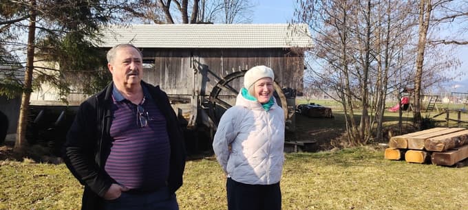 Skrbnik mlina in žage Albin Kotnik z Brigito Rajšter, etnologinjo iz Koroškega pokrajinskega muzeja