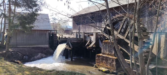 Erčev mlin (levo) in žaga, povezana z istim dotokom vode