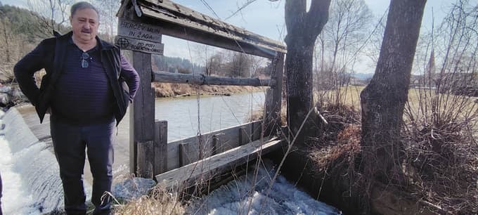 Albin Kotnik pri jezu na Mislinji. Od tukaj je speljan lesen kanal do mlina in žage.