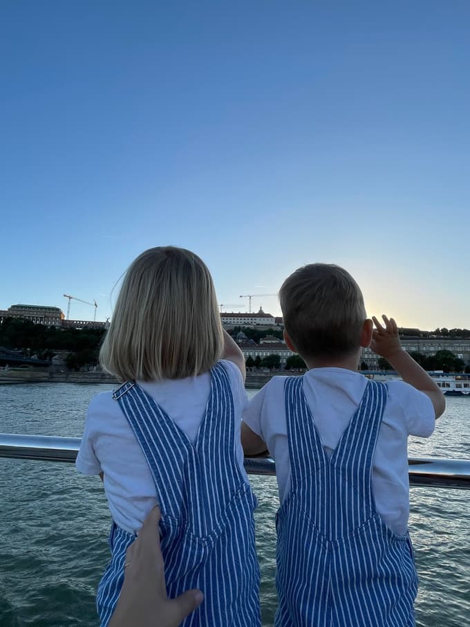 Vožnja z ladjico po Donavi navduši tudi najmlajše.