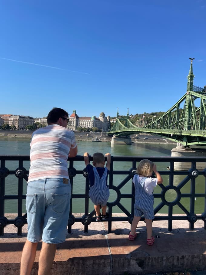 V urniku pustite prostor za igro, počitek ali spontano raziskovanje.