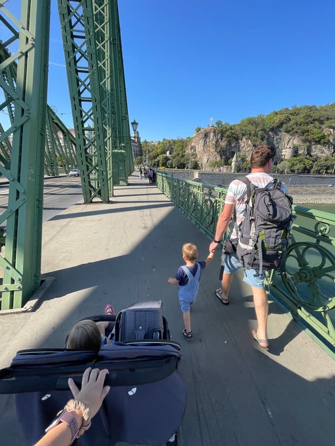 Na sprehod po mestu je dobro vzeti voziček. Ko je malček utrujen, se pelje on, sicer pa prtljaga.