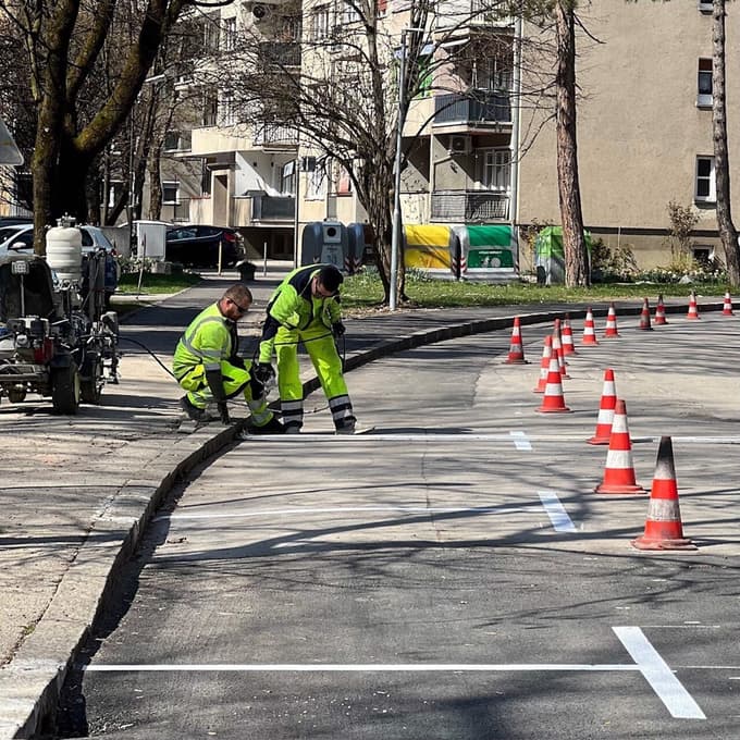 Zaradi ureditve parkirišč je promet skozi Malgajevo ulico odslej enosmeren.