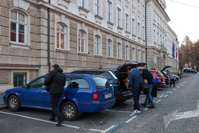 (FOTO) Obsežna preiskava NPU pod črto: Med petimi osumljenimi tudi Arsenovič in Barada. Kaj so odnesli kriminalisti?