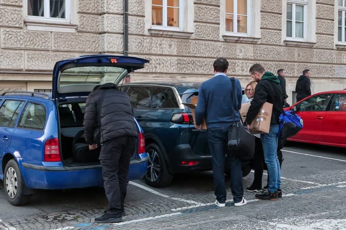 (FOTO) Obsežna preiskava NPU pod črto: Med petimi osumljenimi tudi Arsenovič in Barada. Kaj so odnesli kriminalisti?