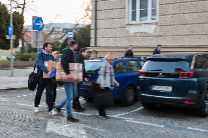 (FOTO) Obsežna preiskava NPU pod črto: Med petimi osumljenimi tudi Arsenovič in Barada. Kaj so odnesli kriminalisti?