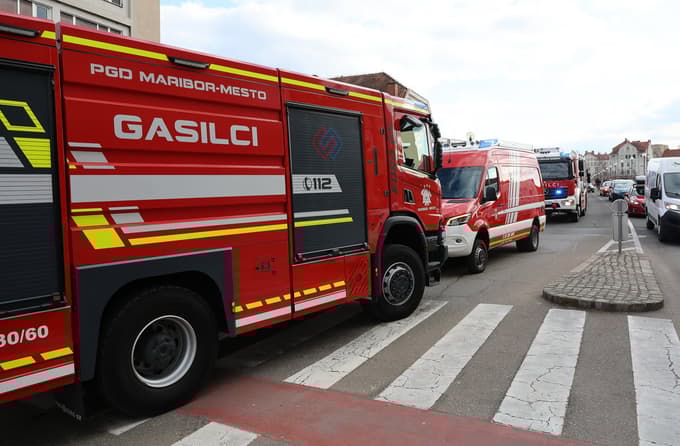 Zaradi požara oziroma gasilske intervencije so na Glavnem mostu nastali zastoji. 