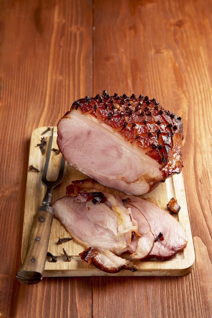 Z medom premazana pečena šunka​