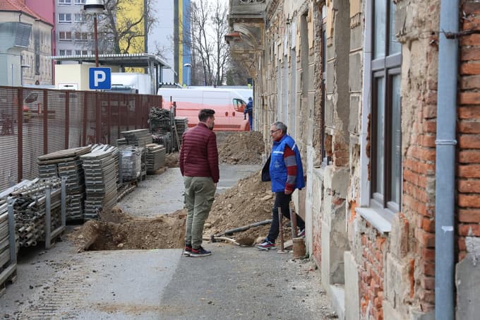Šlo bo za kombinacijo strojnega in ročnega rušenja. 