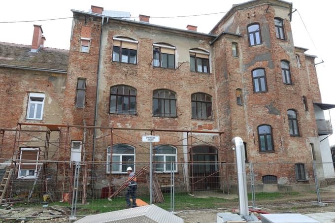 (FOTO) Začelo se je rušenje stavbe na Masarykovi ob onkologiji UKC Maribor