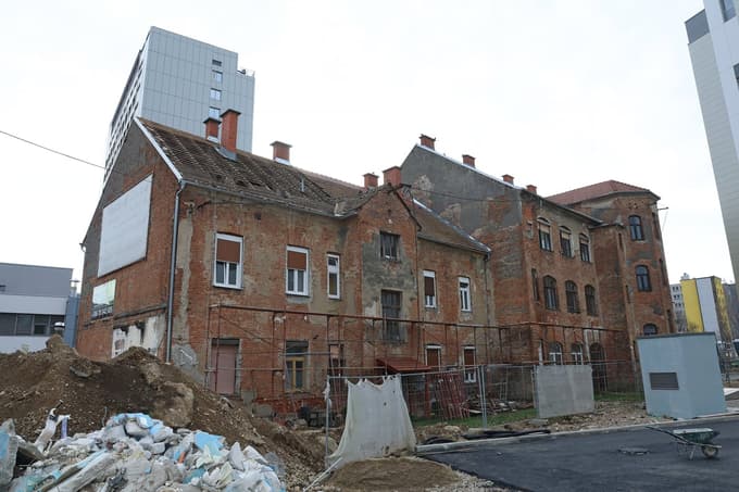 (FOTO) Začelo se je rušenje stavbe na Masarykovi ob onkologiji UKC Maribor
