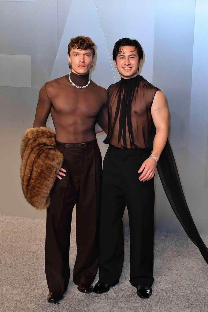 Eden je skrivnosten, drugi ima punco, a Connor Storrie in Hudson Williams tekom sezone podeljevanja nagrad blestita v svojih novih vlogah - hokejskih gejevskih ikon. Modno občasno že kar preveč.