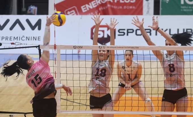 Žana Ivana Halužan Sagadin (8) se je izkazala z igro v bloku.