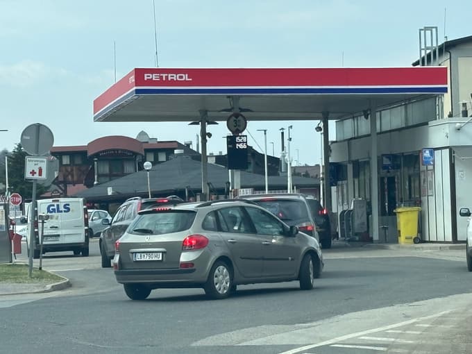 Nekateri vozniki z avstrijskimi registracijami so kljub temu poskušali srečo.