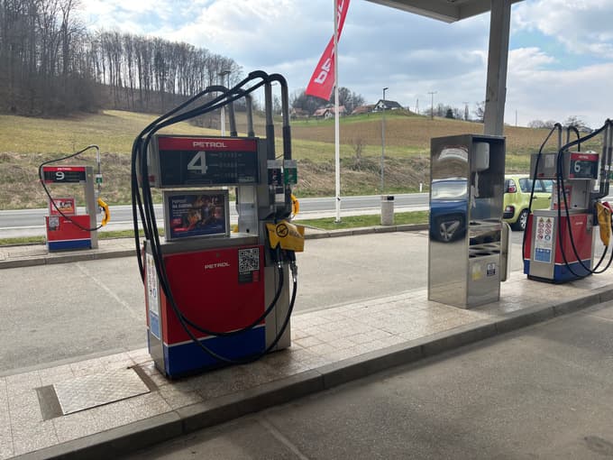 (FOTO) V Šentilju zmanjkalo goriva: "Prosim, nam poveste, kje še lahko tankamo?"