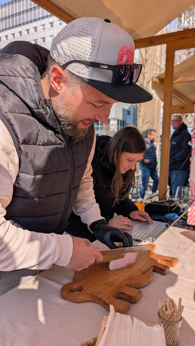 (FOTO) V mariborski dnevni sobi poleg čilijev in čokolade letos tudi delikatesa