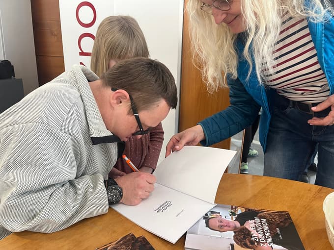 Luka Lorger je prvi avtor z Dawnovim sindromom, ki je o tem, kako je živeti s sindromom, napisal knjigo.