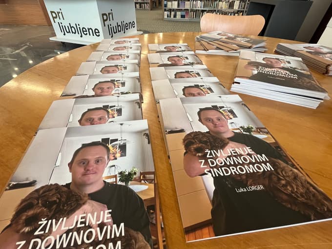 Luka Lorger je prvi avtor z Dawnovim sindromom, ki je o tem, kako je živeti s sindromom, napisal knjigo. Izvode knjige hrani Knjižnica Velenje.