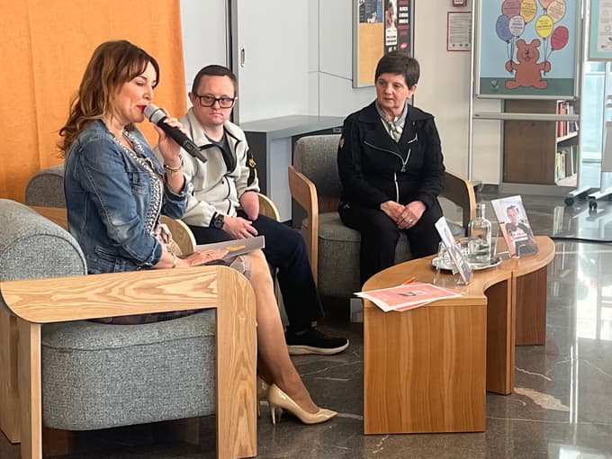 Luka Lorger je prvi avtor z Dawnovim sindromom, ki je o tem, kako je živeti s sindromom, napisal knjigo. Na fotografiji s svojo mamo Mojco in voditeljico Andrejo Petrovič.