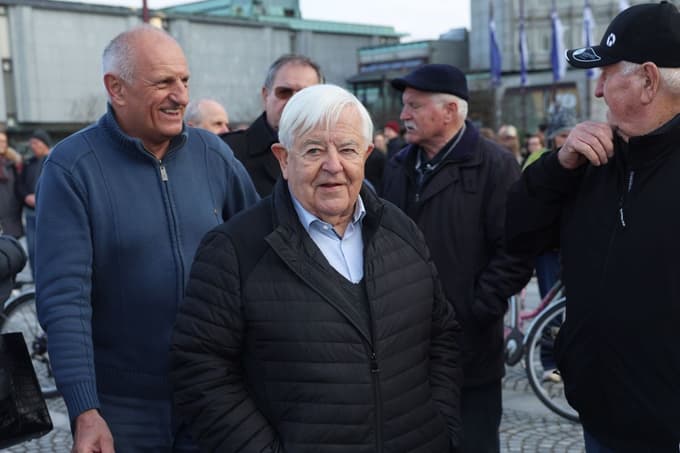 Milan Kučan na shodu Na volitve! na Trgu republike v Ljubljani