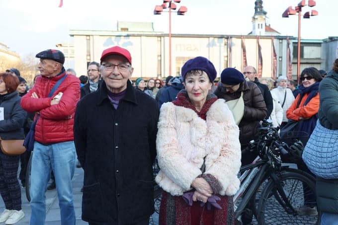 Polona Vetrih na shodu Na volitve! na Trgu republike v Ljubljani