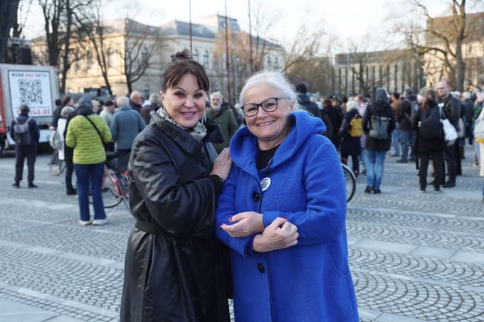 Miša Molk in Biserka Marolt Meden na shod Na volitve! na Trgu republike v Ljubljani