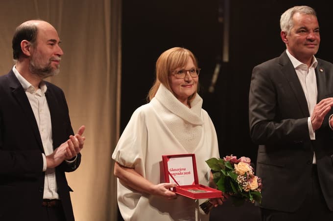 Predsednik odbora za Glazerjeve nagrade Rene Maurin, Maja Godina Golija in župan MOM