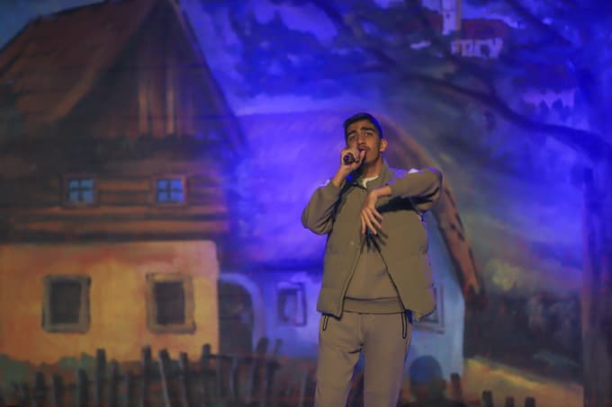 (FOTO) Pod našo streho: Dobrodelni večer Pod našo streho je povezal različnost, ki v ustvarjalnosti nima meja