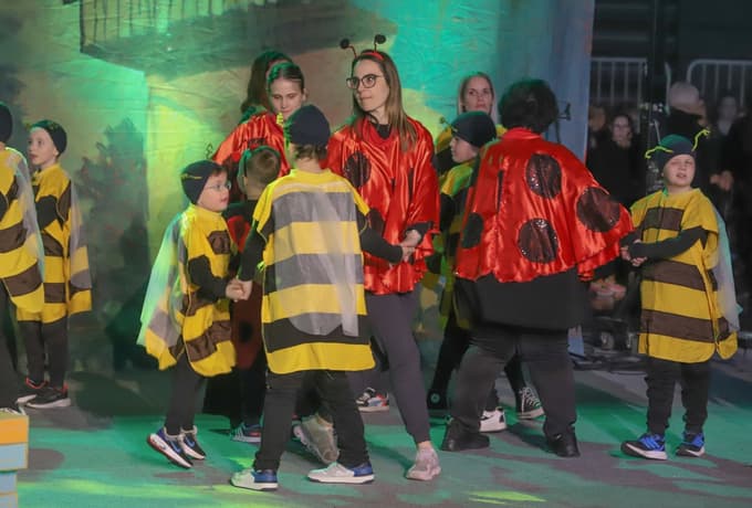 (FOTO) Pod našo streho: Dobrodelni večer Pod našo streho je povezal različnost, ki v ustvarjalnosti nima meja