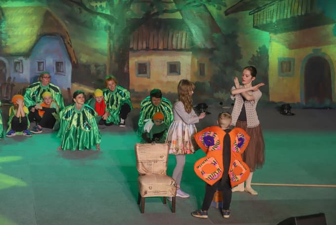 (FOTO) Pod našo streho: Dobrodelni večer Pod našo streho je povezal različnost, ki v ustvarjalnosti nima meja