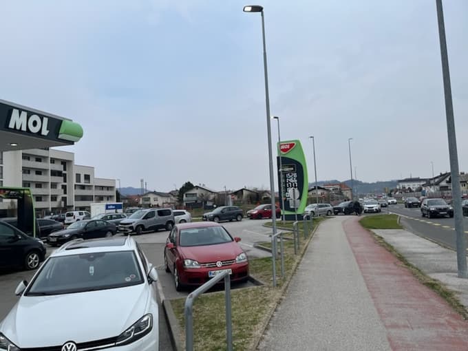 Gneča pred bencinskim servisom na Ulici heroja Šercerja.