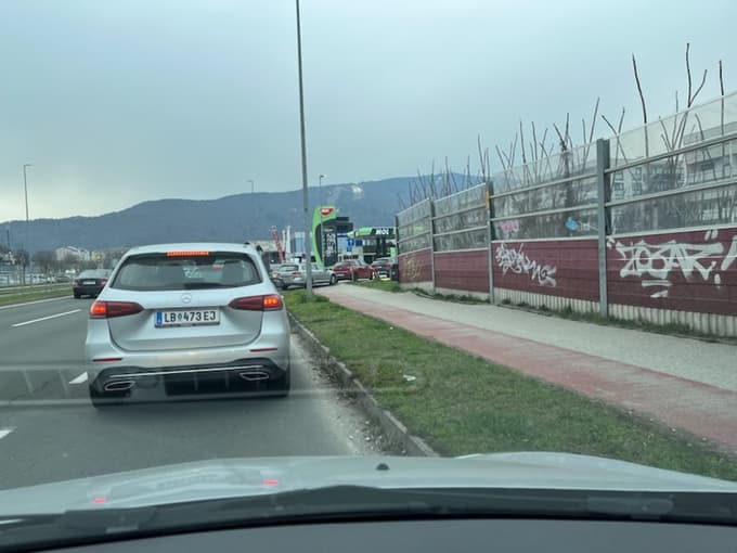 Gneča pred bencinskim servisom na Ulici heroja Šercerja.