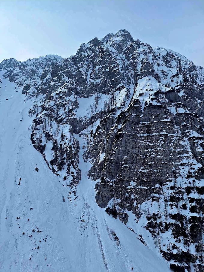 (FOTO) Smrtna gorska nesreča na območju Begunjske Vrtače: Pohodnik pri sestopu zdrsnil v globino
