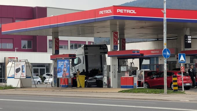 Vlada ob pomanjkanju goriva na nekaterih črpalkah s prstom pokazala na Petrol. Kaj odgovarja trgovec z gorivi?