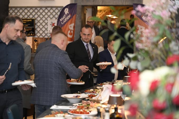 Mize v restavraciji Jadro so bogato obložene.