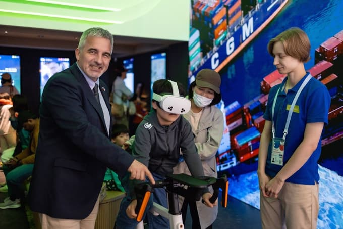 Na izkušnjo virtualnega kolesarjenja po Sloveniji so gostje čakali v vrsti.