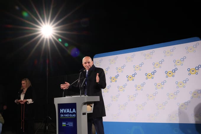 Janez Janša je pokritiziral delovanje in sesuvanje spletne strani DVK in dodal, da se njihovi prešteti glasovi ne ujemajo z uradnimi.