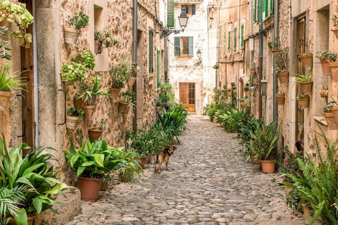 Valldemossa je vse drugo kot majorški kliše. Je meditativna izkušnja, ki nežno poboža dušo.
