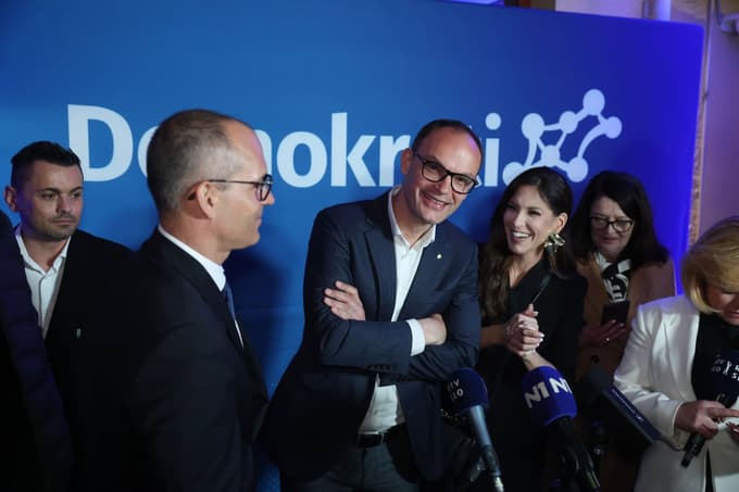 (FOTO) Grenek nasmeh, a sladek slog: Eva Irgl na volilni dan navdušila s tem zanimivim modnim detajlom