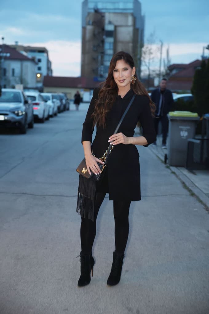 (FOTO) Grenek nasmeh, a sladek slog: Eva Irgl na volilni dan navdušila s tem zanimivim modnim detajlom